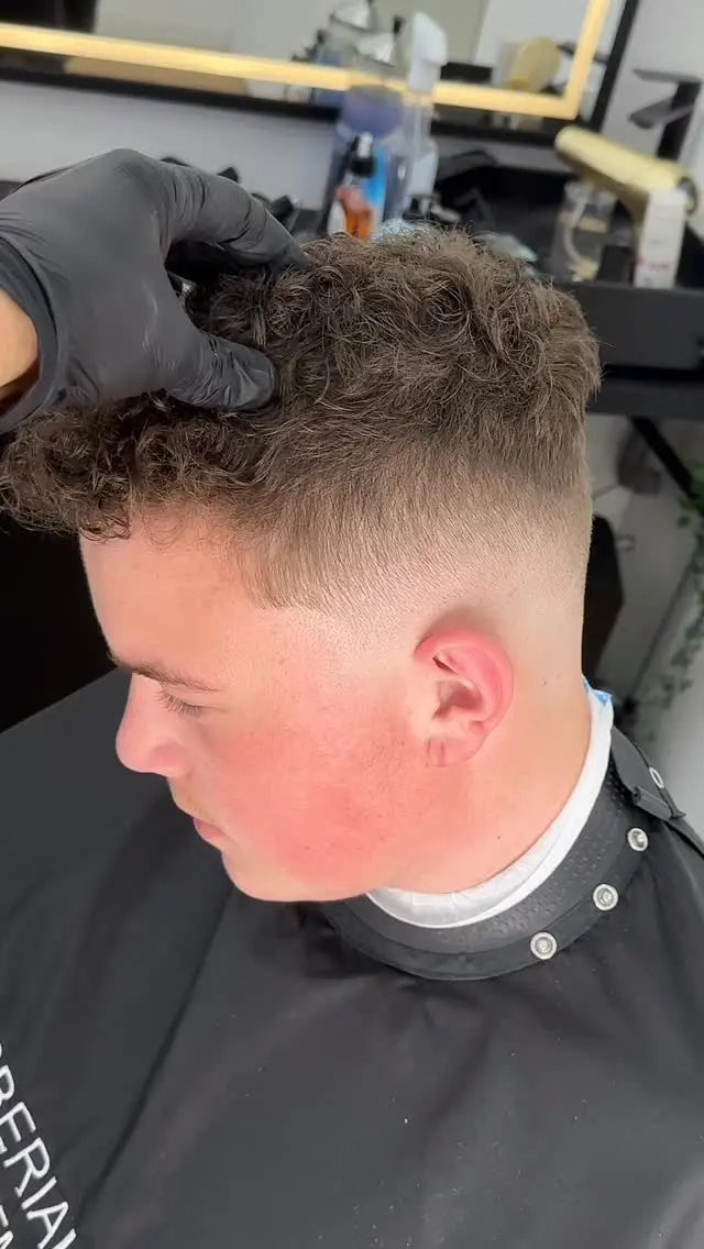Lucru la o tunsoare la BARBERIA UNO.